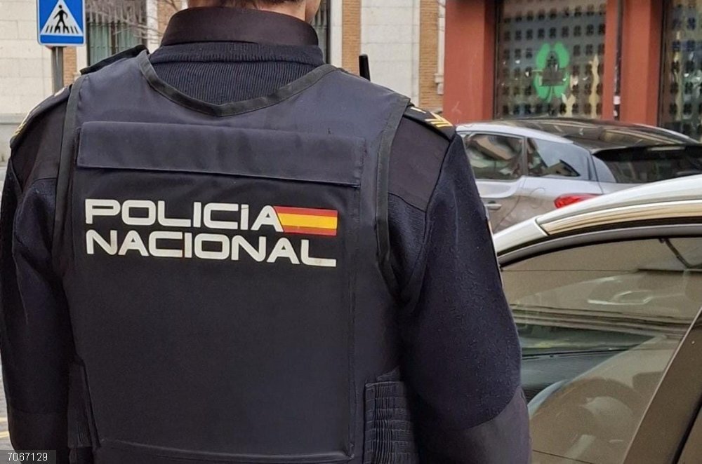 Sucesos.- Detenido en Valladolid por dos estafas al hacerse pasar por el responsable de mantenimiento de una empresa Imagen de archivo de un agente de Policía