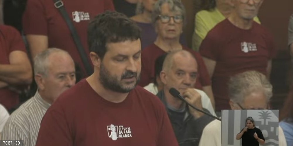Vecinos de Sa Casa Blanca alertan del riesgo del futuro polvorín de Son Sant Joan: "Nos pondrá una diana" El portavoz de la Asociación de Vecinos de Es Pla de sa Casa Blanca, Pere Sansó, en el pleno del Ayuntamiento de Palma de este jueves.