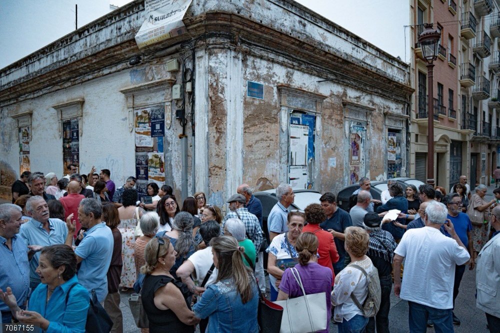 Huelva.- Con Andalucía pide al Ayuntamiento que "renuncie al derribo" de la casa de Díaz Hierro Protesta ante la casa Díaz Hierro.