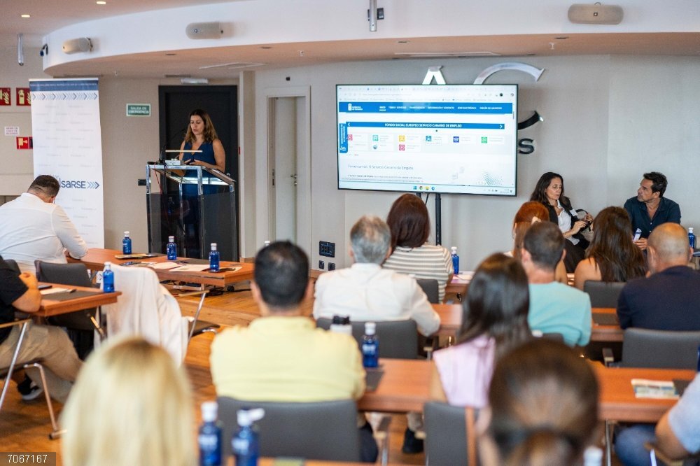 La viceconsejera canaria de Empleo dice que contratos generados sobre la economía verde crecen un 8,36% en el último año La viceconsejera de Empleo de Canarias, Isabel León, durante su participación en una jornada