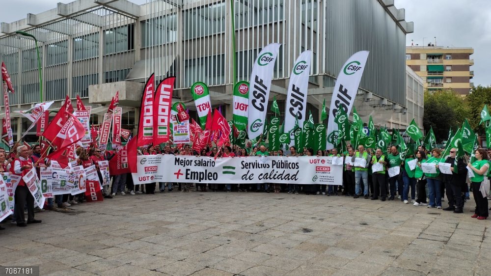 Protesta de UGT, CCOO y CSIF contra el Gobierno por la congelación salarial en este 2025. Protesta de UGT, CCOO y CSIF contra el Gobierno por la congelación salarial en este 2025.