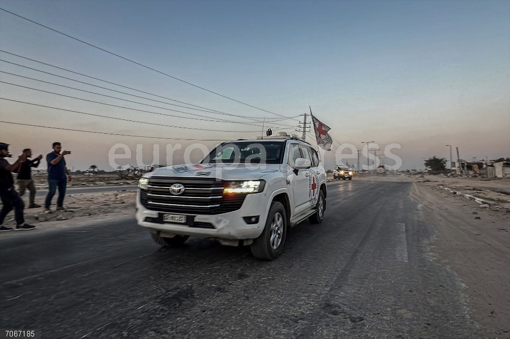 Israeli-Palestinian conflict - Deir al-Balah 30 October 2025, Palestinian Territories, Deir al-Balah: A Red Cross vehicle, part of a convoy transporting the bodies of two people handed over by Hamas - believed to be deceased hostages - heads towards the Kissufim crossing into Israel. Photo: Omar Ashtawy/APA Images via ZUMA Press Wire/dpa