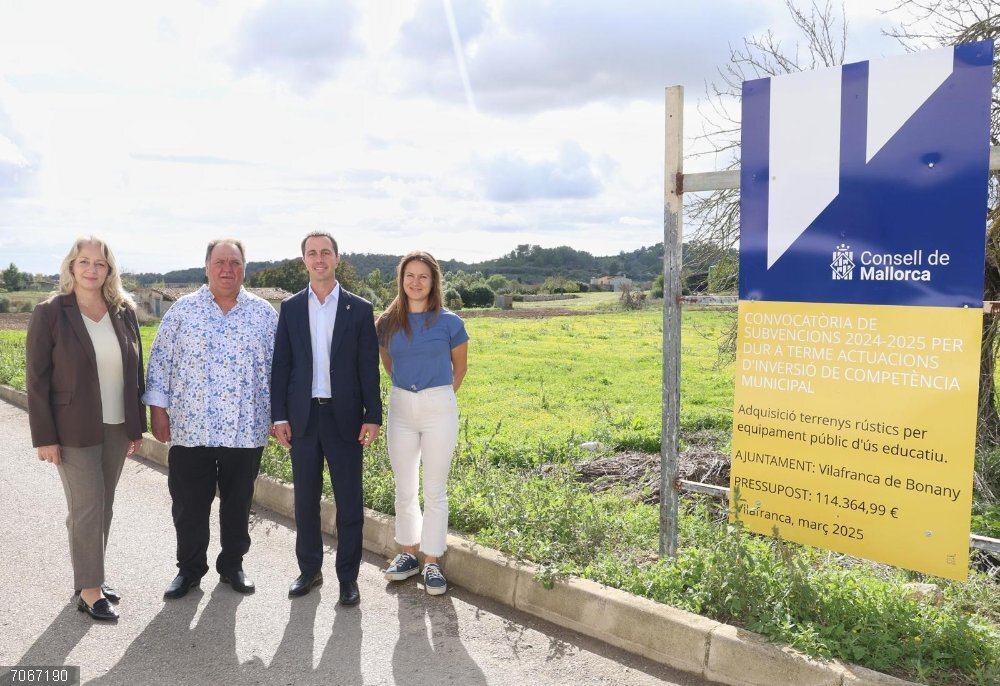El presidente del Consell de Mallorca, Llorenç Galmés, y la consellera insular de Promoción Económica y Desarrollo Local, Pilar Amate, visitan varios proyectos en Vilafranca de Bonany. El presidente del Consell de Mallorca, Llorenç Galmés, y la consellera insular de Promoción Económica y Desarrollo Local, Pilar Amate, visitan varios proyectos en Vilafranca de Bonany.