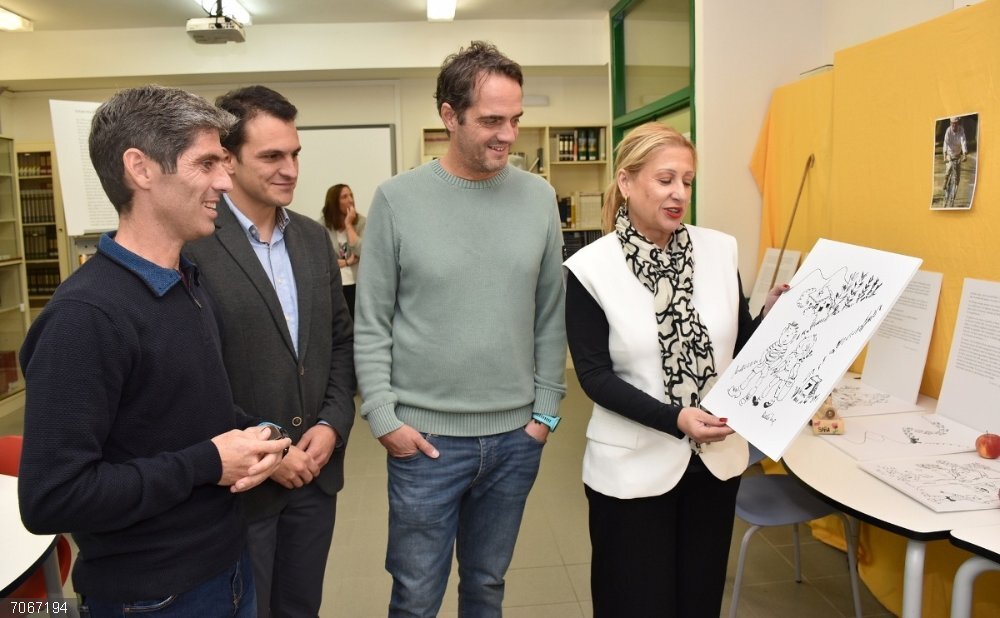 De izda a dcha, Aguirre De Pablo, Delibes y de De Gregorio en el Instituto de Almazán (Soria) . De izda a dcha, Aguirre De Pablo, Delibes y de De Gregorio en el Instituto de Almazán (Soria) .