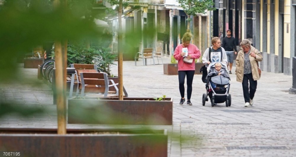 Vitoria-Gasteiz acogerá el XIII Congreso de la Red de Ciudades que Caminan en 2026 Gente por la calle en Vitoria-Gasteiz