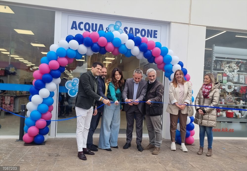 Acqua & Sapone se incorpora como firma comercial a Valdepeñas El alcalde de Valdepeñas, Jesús Martín, inaugura el establecimiento de la firma italiana de cuidado personal y hogar Acqua&Sapone