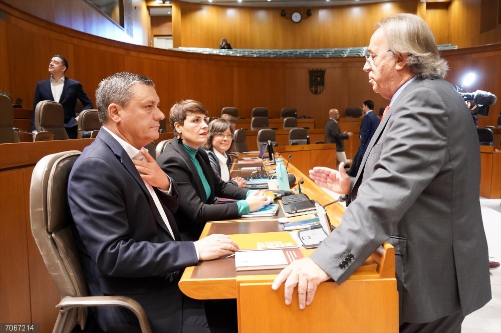 Pleno.- El Parlamento aragonés rechaza una iniciativa del PSOE para condenar el régimen franquista El portavoz del PSOE Aragón, Fernando Sabés, y otros diputados de este grupo parlamentario de las Cortes de Aragón.