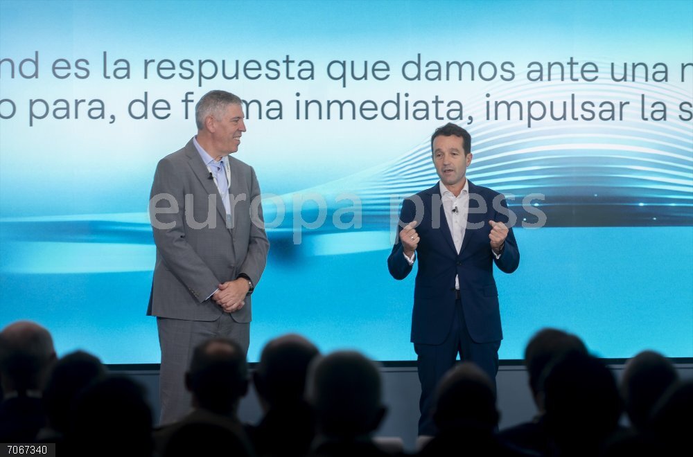 Presentación de IndraMind en Madrid El consejero delegado de Indra Group, José Vicente de los Mozos (i), y el presidente ejecutivo de IndraGroup, Ángel Escribano (d), durante la presentación de IndraMind en la sede de INDRA, a 30 de octubre de 2025, en Madrid (España). IndraMind es la iniciativa tecnológica de Indra Group que desarrolla una IA soberana para la protección integral de nuestros ciudadanos, territorios, e infraestructuras y activos críticos físicos y digitales.