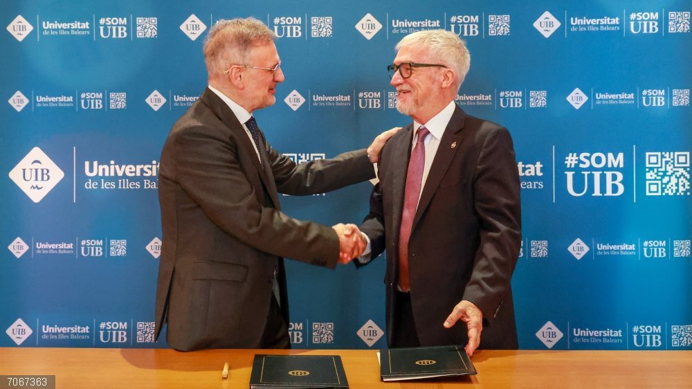 La UIB y el Barcelona Supercomputing Center firman un protocolo de colaboración científica y tecnológica El rector de la UIB, Jaume Carot, y el director del BSC-CNS, Mateo Valero, tras la firma del protocolo.