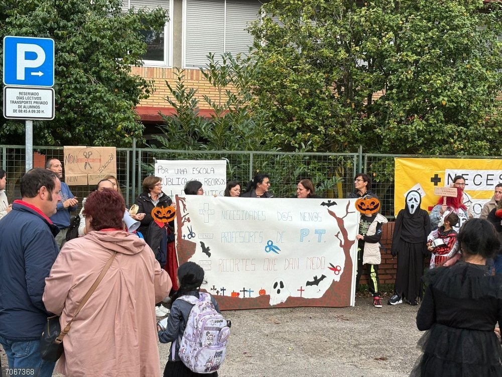 Concentración ante el CEIP A Paz de Vigo para denunciar recortes en profesorado y atención a la diversidad Concentración ante el CEIP A Paz Tintureira de Vigo para denunciar recorte de profesorado y especialistas de atención a necesidades específicas.