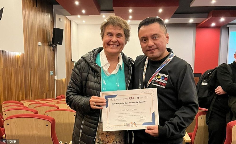 Un investigador de la UPNA recibe el premio a la mejor tesis doctoral durante un congreso de catálisis en Colombia Helir Joseph Muñoz, tras recibir el premio a la mejor tesis doctoral, junto a la profesora Aída Liliana Barbosa, homenajeada en el congreso.