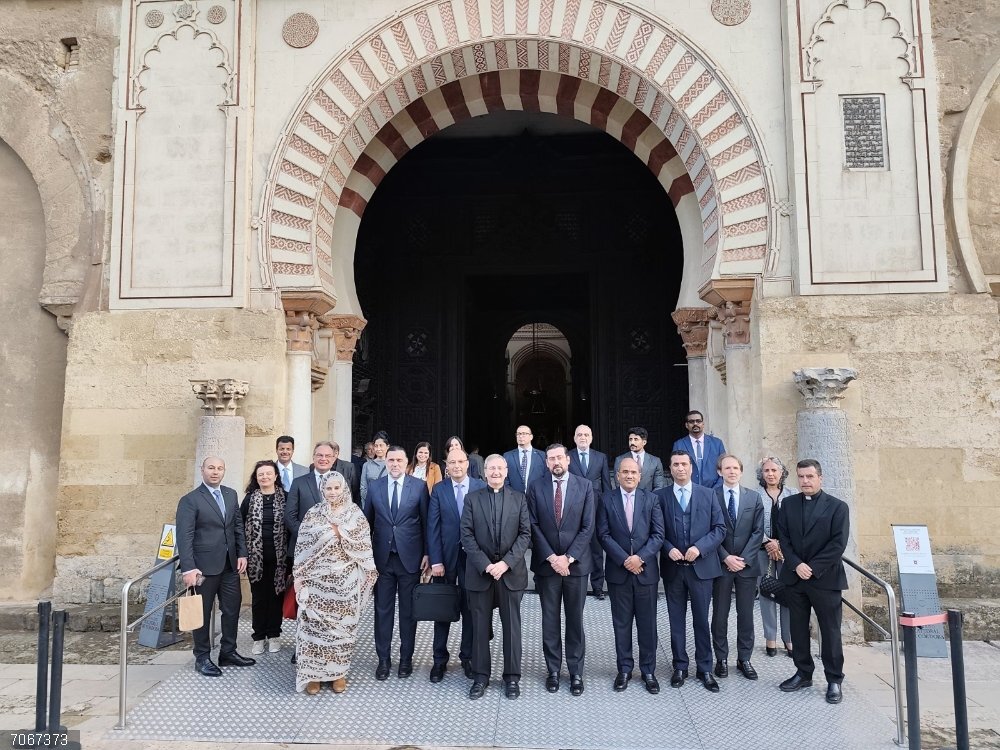 Córdoba.- Embajadores árabes en España se reúnen con el alcalde de Córdoba, el deán y empresarios Foto de familia del Consejo Diplomatico de Casa Árabe con el deán del Cabildo Catedral de Córdoba (centro) durante una visita a la Mezquita.