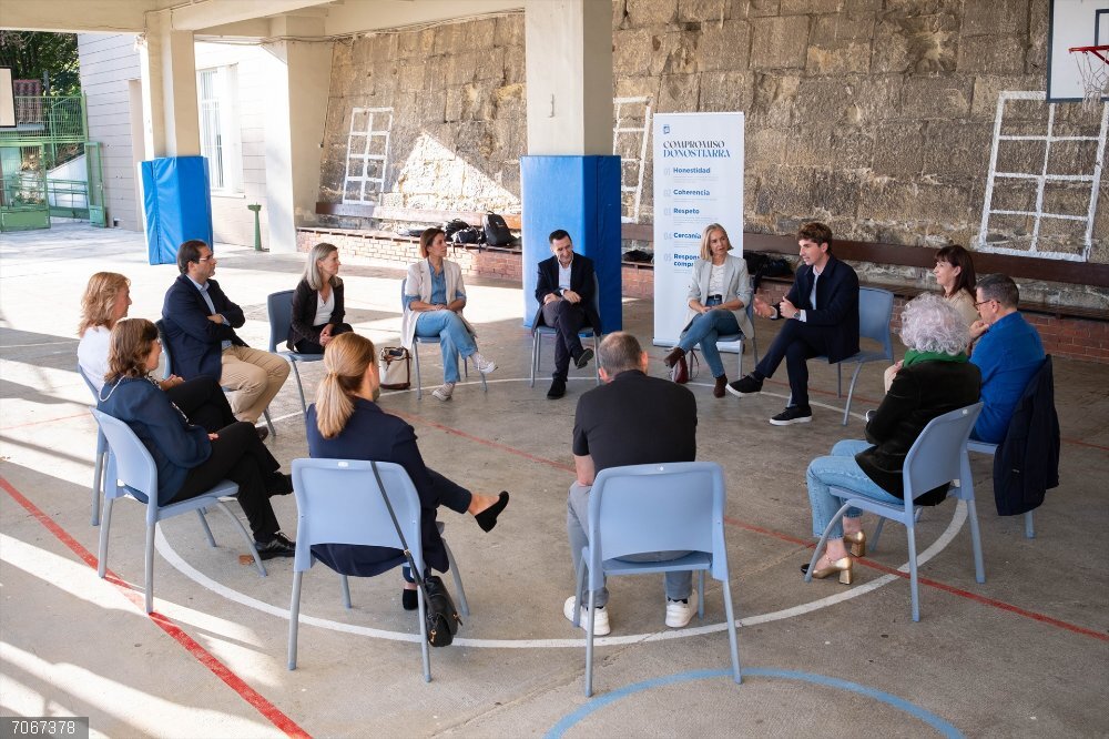 Insausti reafirma su compromiso por "una Donostia con valores donostiarras" El nuevo alcalde de San Sebastián, Jon Insausti, visitado  la Ikastola Orixe