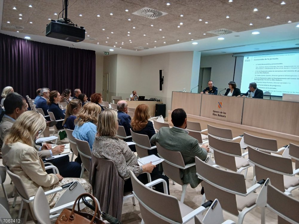 La vicepresidenta y consellera de Presidencia, Coordinación de la Acción de Gobierno y Cooperación Local, Antònia Maria Estalleras, asiste a una jornada de coordinación con el Cuerpo Consular en Baleares. La vicepresidenta y consellera de Presidencia, Coordinación de la Acción de Gobierno y Cooperación Local, Antònia Maria Estalleras, asiste a una jornada de coordinación con el Cuerpo Consular en Baleares.