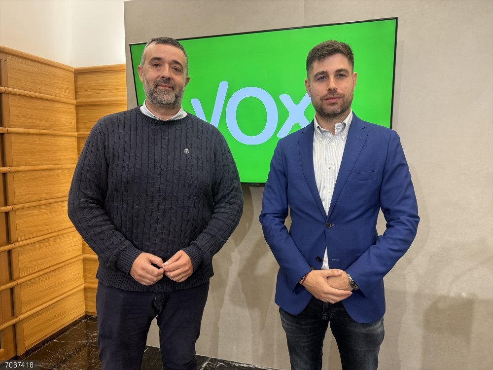 Córdoba.- Vox critica que la Diputación "financie la publicación de las memorias" del exalcalde de Baena Carlos Arenas El diputado provincial de Vox, Rafael Saco (izda.), y el concejal de Vox en Baena Eduardo Molleda.