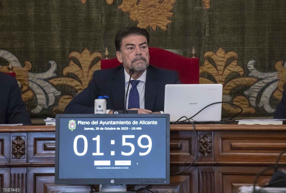 El alcalde de Alicante, Luis Barcala, durante el pleno ordinario del 30 de octubre de 2025 El alcalde de Alicante, Luis Barcala, durante el pleno ordinario del 30 de octubre de 2025