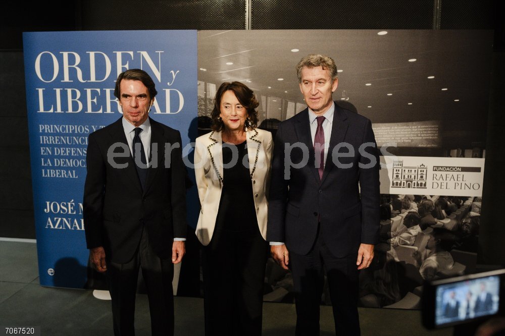 Aznar presenta su libro ‘Orden y Libertad’ en Madrid El expresidente del Gobierno, José María Aznar (i) y el presidente del PP, Alberto Núñez Feijóo (d), posan antes de la presentación de su libro ‘Orden y Libertad’, en el Auditorio Rafael del Pino, a 30 de octubre de 2025, en Madrid (España). En ‘Orden y Libertad’, Aznar ofrece una interpretación de corte liberal de las amenazas y las oportunidades de las democracias en el siglo XXI.
