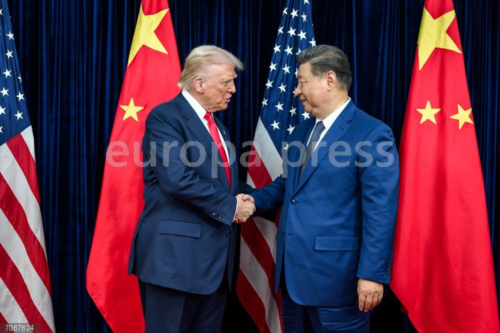 US President Donald Trump in South Korea HANDOUT - 30 October 2025, South Korea, Busan: US President Donald Trump (L) greets Chinese President Xi Jinping before a bilateral meeting at the Gimhae International Airport terminal. Photo: Daniel Torok/White House/dpa - ATTENTION: editorial use only and only if the credit mentioned above is referenced in full