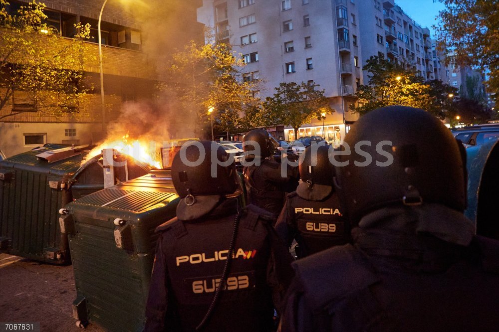 Vito Quiles suspende su acto en el exterior de la Universidad de Navarra Agentes de las Unidades de Intervención Policial (UIP) intervienen durante los incidentes ocasionados por el acto que había convocado Vito Quiles en la Universidad de Navarra, a 30 de octubre de 2025, en Pamplona, Navarra (España). El activista Vito Quiles había ha anunciado la suspensión del acto, dentro de su tour 'España combativa', que tenía previsto celebrar este jueves por la tarde en el exterior de la Facultad de Comunicación después de que la Policía Nacional le haya advertido de “la amenaza de proetarras”, según ha señalado el propio Quiles en un mensaje en la red social X.