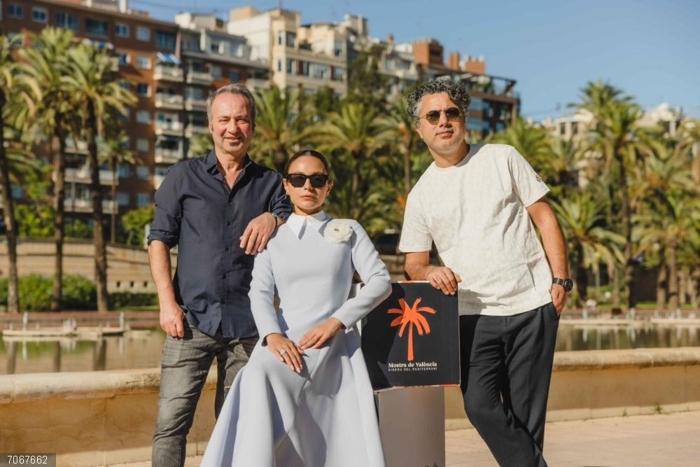 Cultura.- Dos films sobre libertad y resistencia ante sistemas opresivos compiten en la Mostra por la Palmera de Oro El director Rezan Yesilbas, acompañado de la actriz Selin Yeninci y el productor Mustafa Dak, ha presentado ‘The Flying Meatball Maker’ en la Mostra de València
