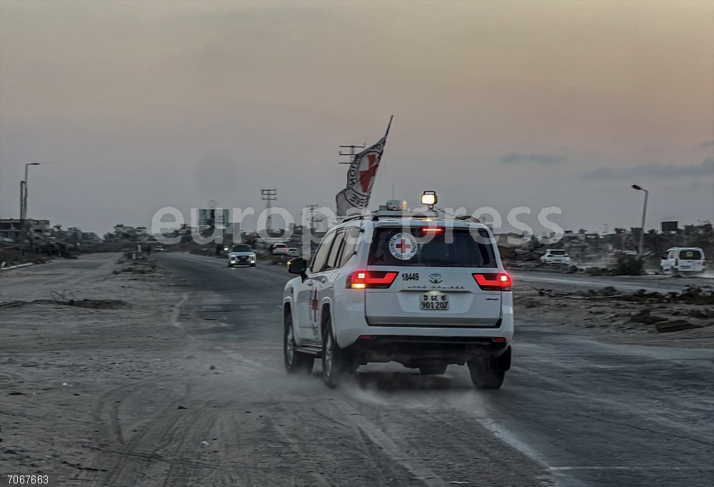 Hamás defiende su compromiso con el acuerdo de alto el fuego al entregar a rehenes y acusa a Israel de violarlo October 30, 2025, Gaza City, Gaza Strip, Palestinian Territory: Red Cross transports the body of a deceased hostage, who had been held in Gaza since the deadly October 7, 2023, attack on Israel by Hamas, after it was handed over by Hamas militants as part of a ceasefire and a hostages-prisoners swap deal between Hamas and Israel, in Deir Al-Balah, in the central Gaza Strip, October 30, 2025