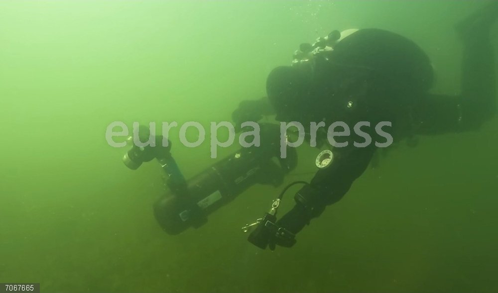Jaén.- Sucesos.- Muere un buzo mientras trabajaba en la presa del embalse del Rumblar en Baños de la Encina Un buzo realiza una inmersión. Imagen de archivo.