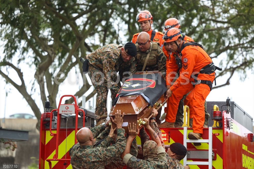 After police operation in favelas in Rio de Janeiro 30 October 2025, Brazil, Rio de Janeiro: Relatives and colleagues attend the funeral of a police officer killed in a deadly police operation against the Comando Vermelho (Red Command) crime syndicate. Photo: Tomas Silva/Agencia Brazil/dpa - ACHTUNG: Nur zur redaktionellen Verwendung und nur mit vollständiger Nennung des vorstehenden Credits