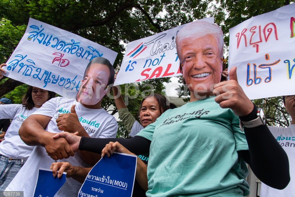 Protest against the Memorandum of Understanding between USA and Thailand on the diversification of globally critical minerals October 30, 2025, Bangkok, Thailand: Thai activists wearing a mask of US President Donald Trump (R) and a   mask of Thai Prime Minister Anutin Charnvirakul (L) seen shaking hands during a protest against the rare earth deal between Thailand and USA outside the Embassy of the United states in Bangkok. Thai activists gathered outside the Embassy of the United States in Bangkok to protest against the rare earth minerals deal that signed by the Thailand government and the United States, expressing a concerns that it could cause pollution and harm local communities, property, and ecosystems.,Image: 1049232958, License: Rights-managed, Restrictions: , Model Release: no, Credit line: Peerapon Boonyakiat / Zuma Press / ContactoPhoto
Editorial licence valid only for Spain and 3 MONTHS from the date of the image, then delete it from your archive. For non-editorial and non-licensed use, please contact EUROPA PRESS.
