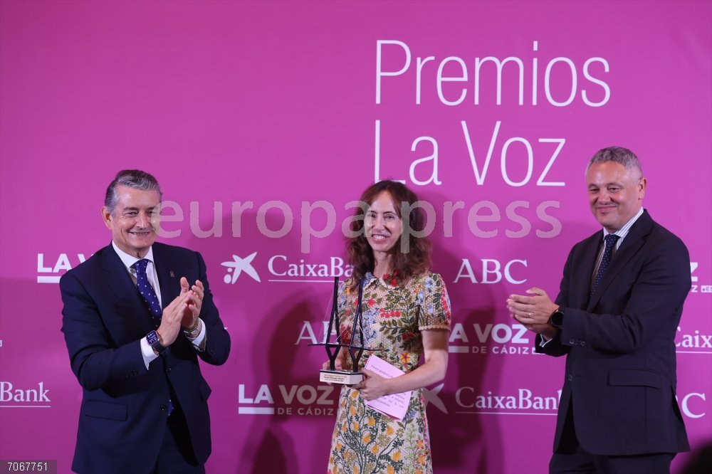 Antonio Sanz entrega los Premios La Voz en Cádiz El consejero de Sanidad, Presidencia y Emergencias, Antonio Sanz (i),y el El director de ABC de Sevilla, Alberto García Reyes (d) durante la entrega de premios organizados por La Voz de Cádiz. A 30 de octubre de 2025 en Cádiz, Andalucía (España). El consejero de Sanidad, Presidencia y Emergencias, Antonio Sanz, asistió en Cádiz a la ceremonia de entrega de los Premios La Voz, organizada por el diario La Voz de Cádiz.