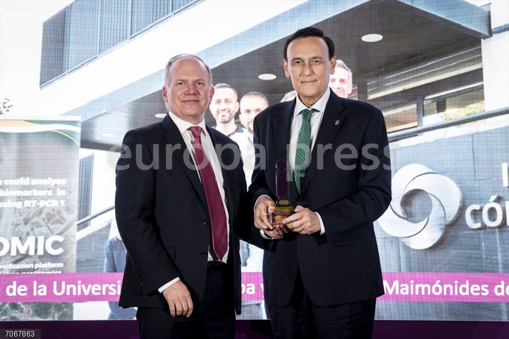 Villamandos recoge en Madrid el premio Quest Global Innovation Awards a la Consejería de Universidad El consejero de Universidad, Investigación e Innovación, José Carlos Gómez Villamandos (d) recibe el galardón. A 30 de octubre de 2025 en Madrid, España. El consejero de Universidad, Investigación e Innovación, José Carlos Gómez Villamandos, recoge en Madrid el Premio al Apoyo Institucional a la Innovación que otorgan los Quest Global Innovation Awards 2025 a la Consejería de Universidad.