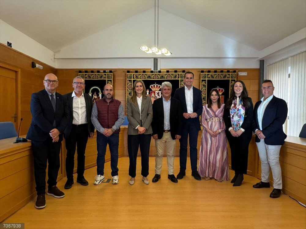 Jaén.-MásJaén.-Latorre acompaña a Aagesen en su visita a Vilches y Andújar para impulsar proyectos de energía renovable El vicepresidente primero de la Diputación y diputado de Relaciones Institucionales, Juan Latorre, junto a la ministra de Transición Ecológica y Reto Demográfico, Sara Aagesen.
