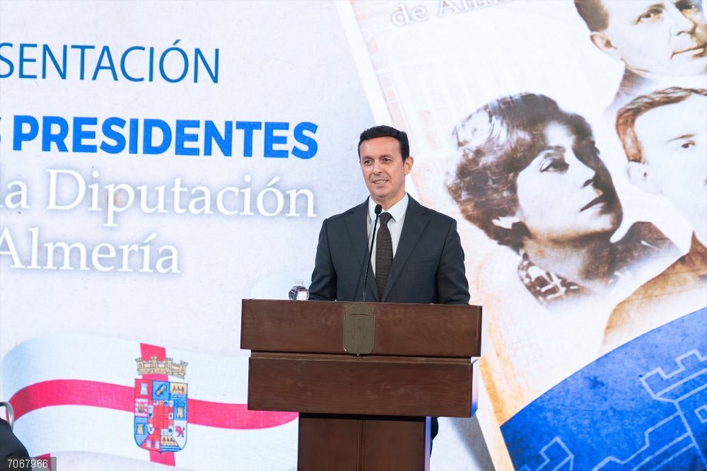 El presidente de la Diputación de Almería, Javier A. García, en la presentación de la obra. El presidente de la Diputación de Almería, Javier A. García, en la presentación de la obra.