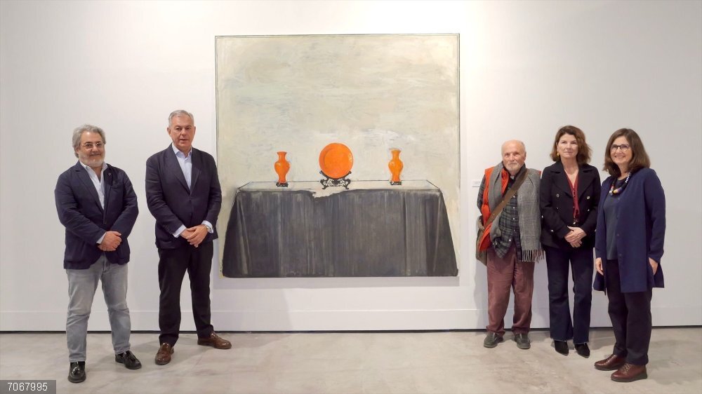 Foto familiar junto a la obra ganadora del Premio Internacional de Pintura Ciudad de Sevilla. Foto familiar junto a la obra ganadora del Premio Internacional de Pintura Ciudad de Sevilla.