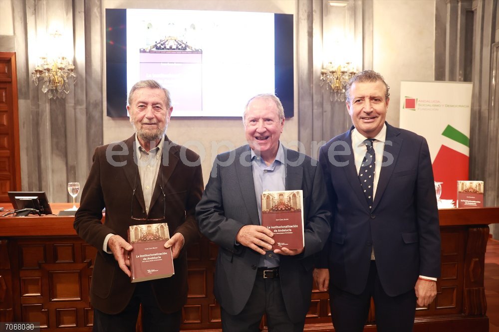 Javier Fernández presenta el libro 'La institucionalización de Andalucía' El presidente de la Diputación de Sevilla, Javier Fernández (d) interviene durante la presentación del libro 'La institucionalización de Andalucía'. A 30 de octubre de 2025, en Sevilla (Andalucía, España). El presidente de la Diputación, Javier Fernández, ha presentado el libro de Juan Cano Bueso 'La institucionalización de Andalucía' en la Casa de la Provincia.