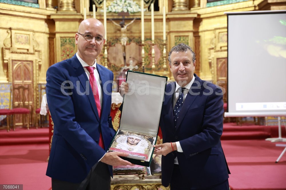 Javier Fernández participa en la presentación del libro 'El Cerro. Historia y Patrimonio de la Hermandad de Nuestra Señora de los Dolores' El presidente de la Diputación de Sevilla, Javier Fernández, durante la presentación del libro 'El Cerro. Historia y Patrimonio de la Hermandad de Nuestra Señora de los Dolores'. A 30 octubre de 2025, en Sevilla (Andalucía, España). El presidente de la Diputación, Javier Fernández, ha participado en la presentación del libro 'El Cerro. Historia y Patrimonio de la Hermandad de Nuestra Señora de los Dolores'. La obra, con más de 700 páginas y amplio despliegue gráfico, ha salido de la Imprenta de la Diputación de Sevilla, que tiene un especial vínculo con esta hermandad, ya que uno de sus titulares, el Santísimo Cristo del Desamparo y Abandono, forma parte del patrimonio provincial y fue cedido a la hermandad.