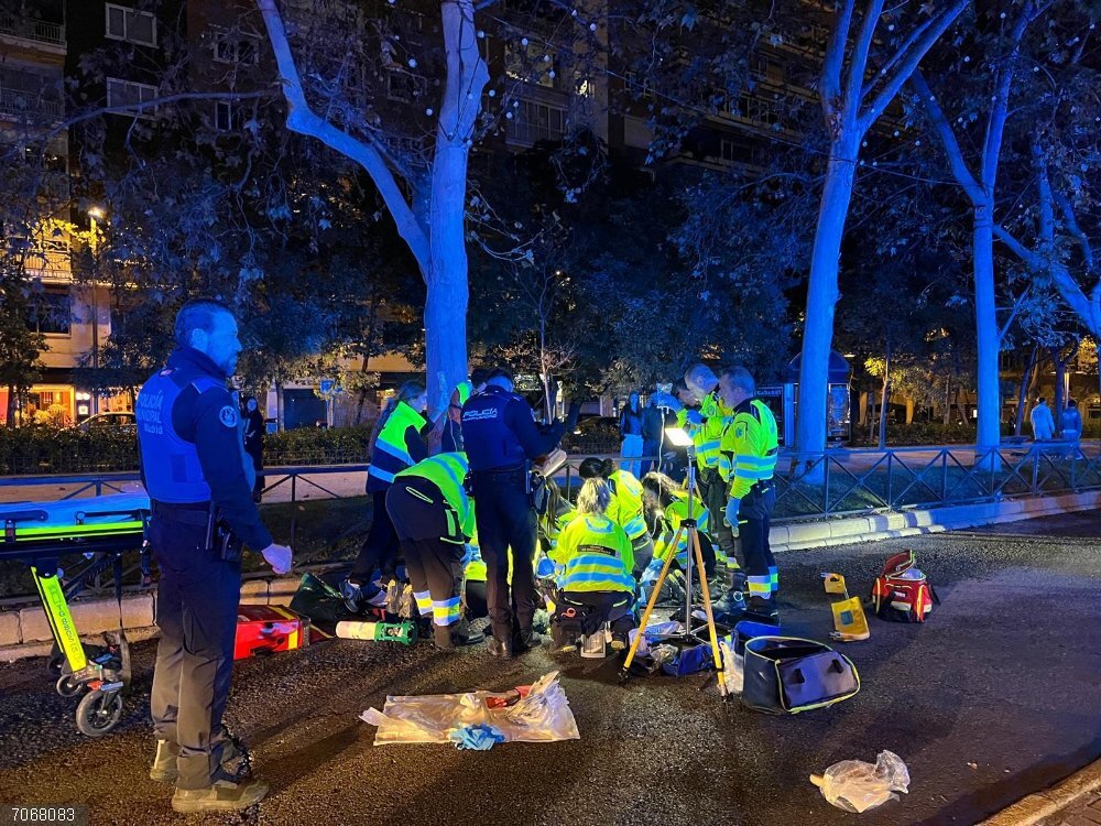 Efectivos de Samur-Protección Civil y de la Policía Municipal de Madrid trabajando en el lugar de un accidente de coche Efectivos de Samur-Protección Civil y de la Policía Municipal de Madrid trabajando en el lugar de un accidente de coche