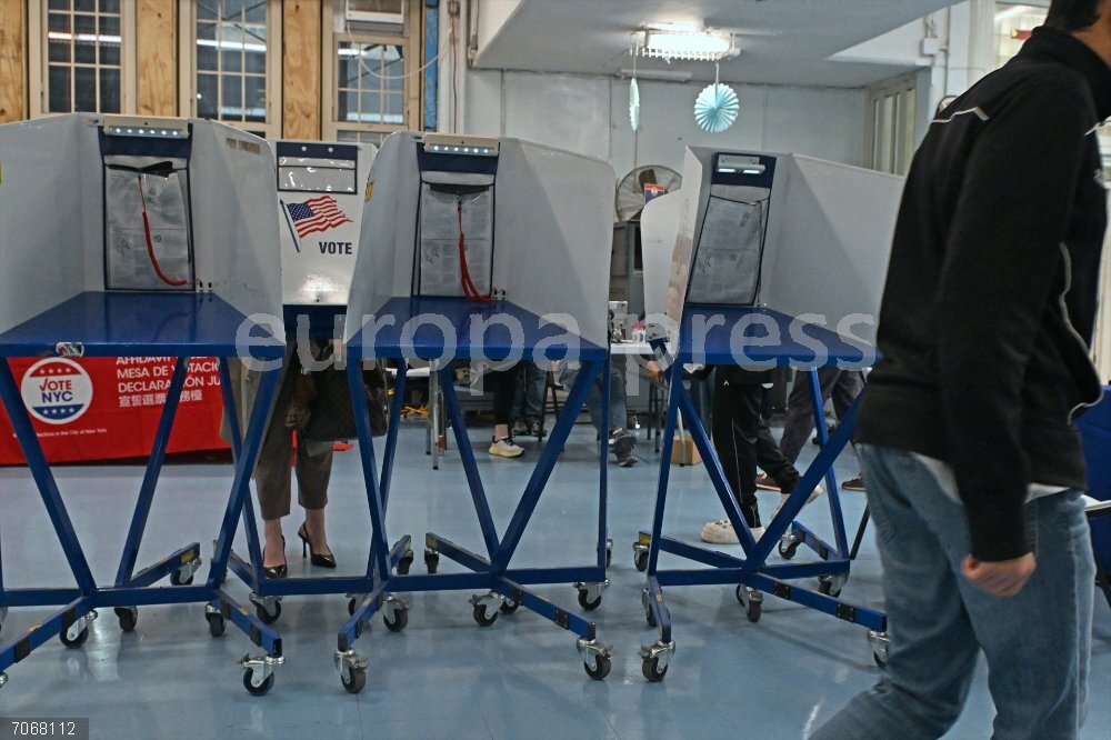 Early Voting in Manhattan 30 October 2025, US, New York: New Yorkers voting early before Election Day for the mayoral race. Zohran Mamdani is the leader ahead of Andrew Cuomo and Curtis Sliwa. This location in the West Village drew voters despite the rainy weather. Photo: Andrea Renault/ZUMA Press Wire/dpa
