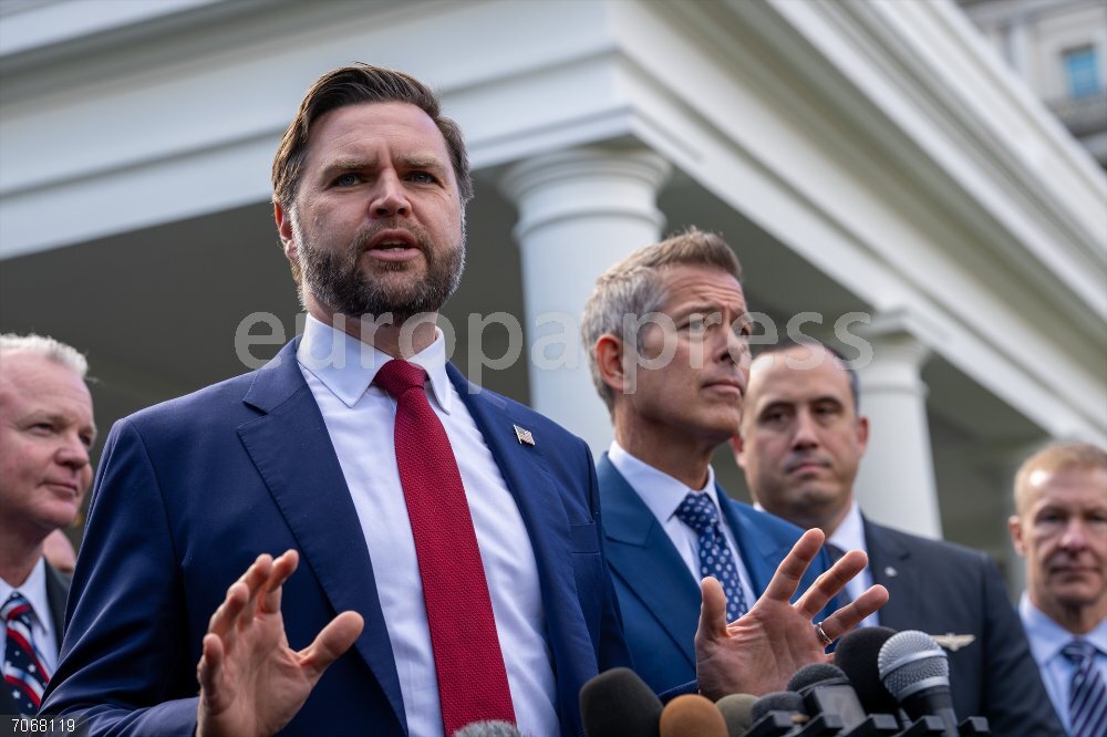 ViceP Vance Press Conference On Air Travel 30 October 2025, US, Washington: US Vice President JD Vance And Transportation Secretary Sean Duffy speak outside the West Wing to the media concerning the situation with air travel given the government shutdown. Photo: Andrew Leyden/ZUMA Press Wire/dpa
