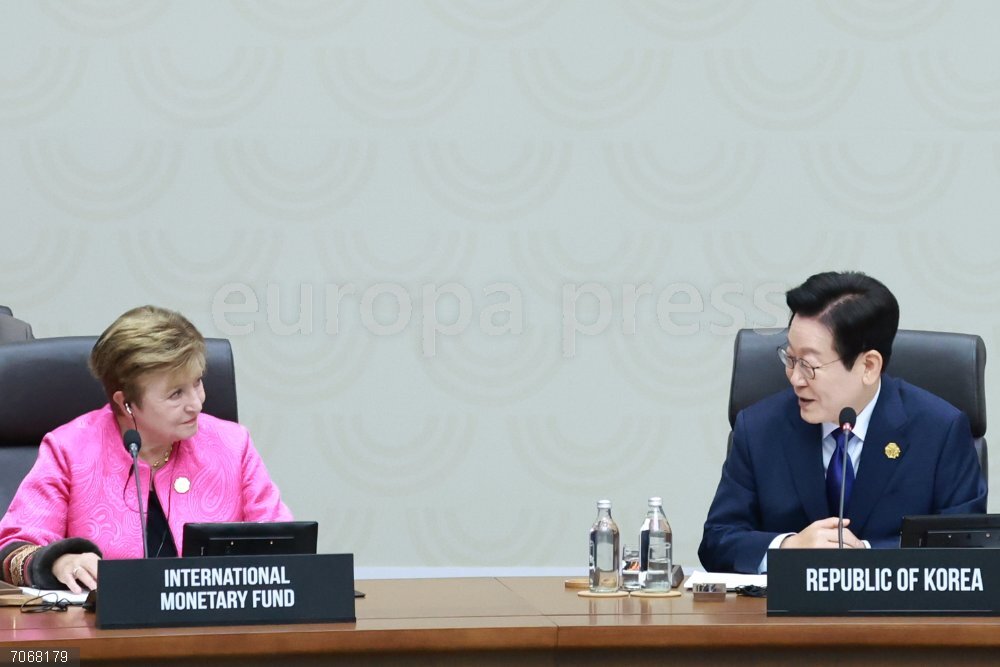 South Korean President meets IMF chief 31 October 2025, South Korea, Gyeongju: South Korean President Lee Jae Myung (R) talks with IMF Managing Director Kristalina Georgieva during the first session of the Asia-Pacific Economic Cooperation summit at the Gyeongju Hwabaek International Convention Center in the southeastern South Korean city of Gyeongju. Photo: ---/YNA/dpa