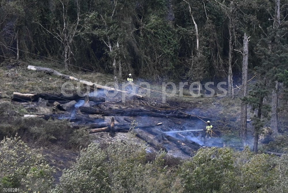 Declarado un incendio forestal en Güeñes (Vizcaya), que permanece activo debido al fuerte viento Varios bomberos trabajan en la extinción del incendio, a 31 de octubre de 2025, en Güeñes, Vizcaya, País Vasco (España). Un incendio forestal se ha declarado este viernes, 31 de octubre, en el término municipal de Güeñes, y permanece activo por las dificultades del fuerte viento para sofocarlo. Los Bomberos se han desplazado al lugar para apagar las llamas y se ha procedido a cortar la carretera Bi-2652 en ese tramo. No ha sido preciso el desalojo de viviendas, alejadas de la zona del incendio.