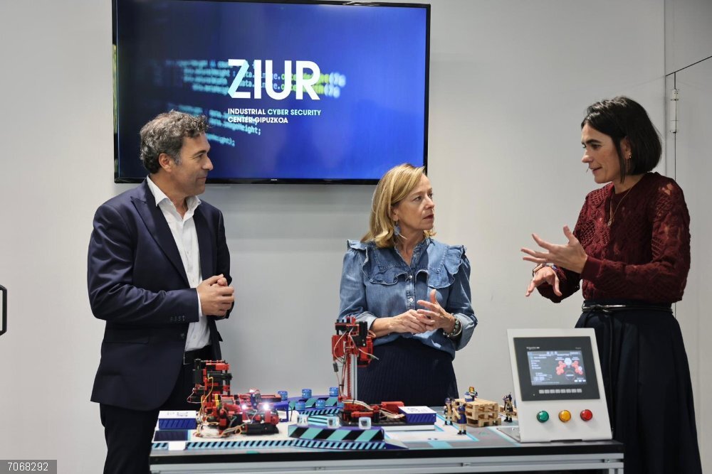 Gipuzkoa lanza el primer programa de aceleración para cumplir normativa europea de ciberseguridad en producto industrial El diputado de Promoción Económica, Unai Andueza, la diputada general de Gipuzkoa, Eider Mendoza, y la directora general de ZIUR,
María Penilla.