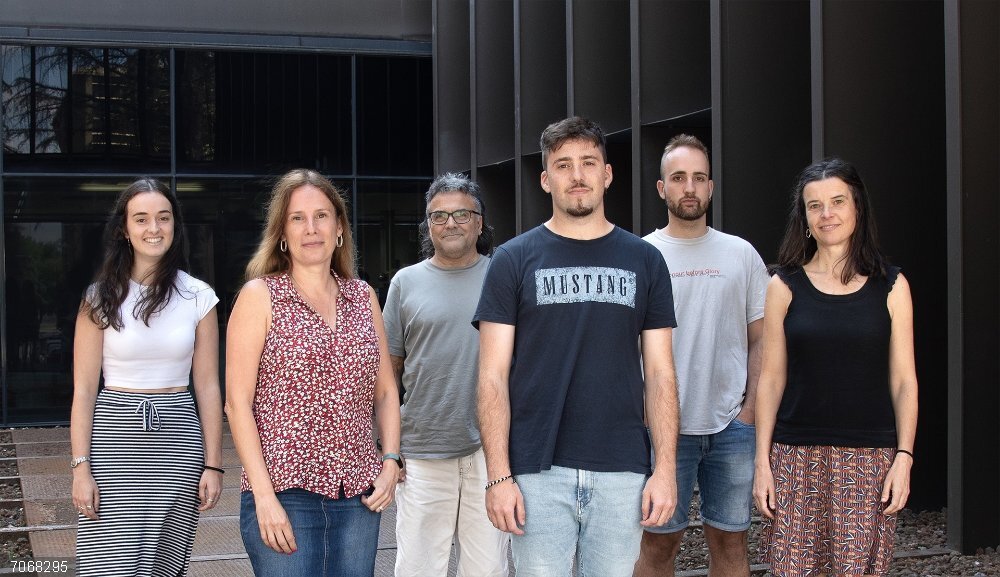 Profesionales de SNS y Navarrabiomed identifican modelos para predecir el riesgo de infarto o ictus en diabéticos Equipo de Metodología - Evaluación de Servicios Sanitarios de Navarrabiomed. De izquierda a derecha: Janire Etxegia, Mónica Enguita, Julián Librero, Asier Ballesteros, Inaxio Oscoz y Berta Ibáñez.