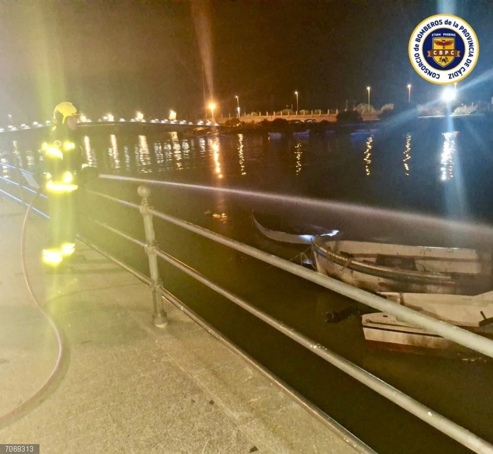 Un bombero actuando en el incendio de una barca en El Puerto de Santa María Un bombero actuando en el incendio de una barca en El Puerto de Santa María