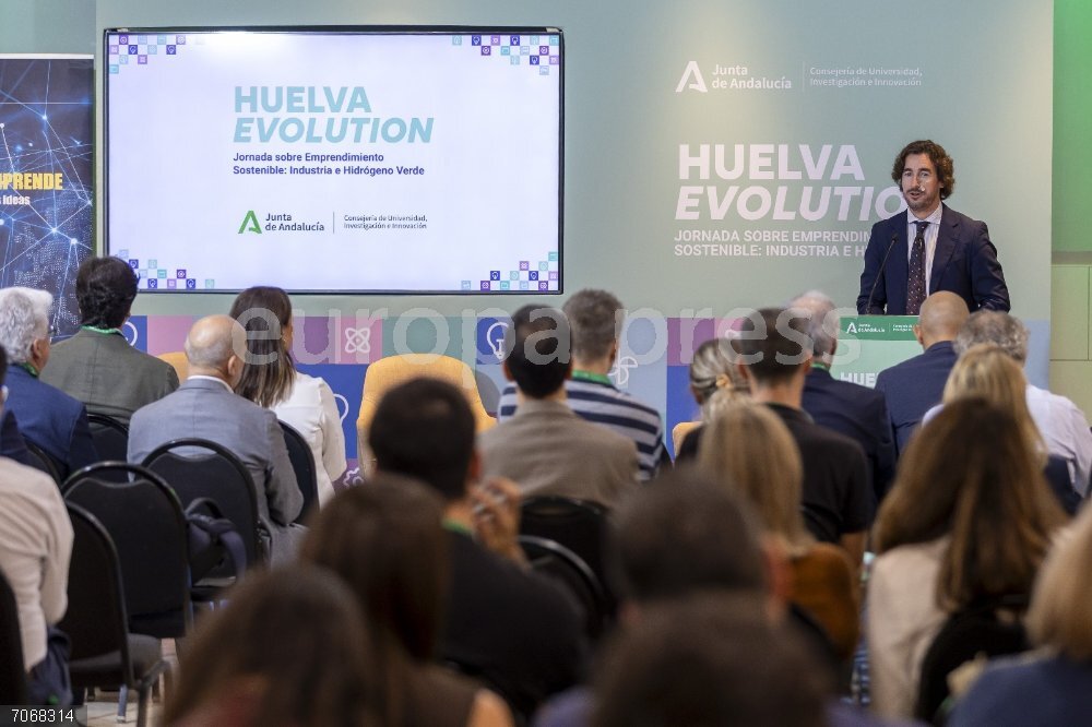 Huelva.- AndalucíaVerde.- Más de 120 personas analizan en 'Huelva Evolution' oportunidades del emprendimiento sostenible El director general de Emprendimiento, Javier González, en la jornada 'Huelva Evolution: Industria e Hidrógeno Verde'.
