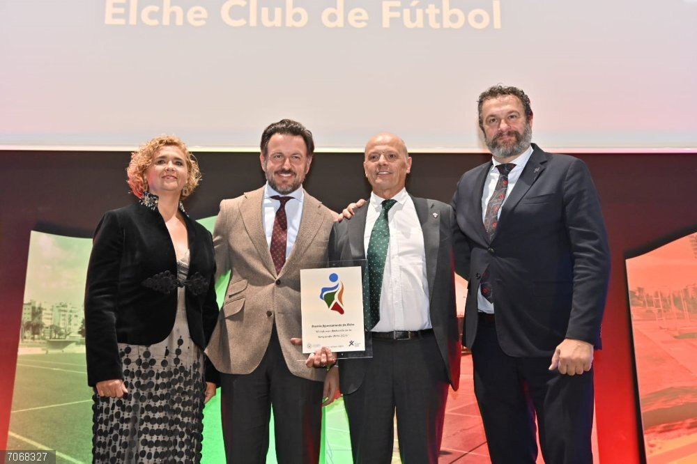 Fútbol.- El Elche CF, reconocido en los Premios al Deporte Ilicitano El presidente del Elche CF, Joaquín Buitrago, recogió el reconocimiento al club por su ascenso a LaLiga EA Sports en la gala del Deporte Ilicitano.
