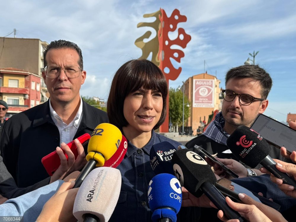 Morant tacha de "teatro" la reflexión de Mazón y de "inútil" al PP por no haber forzado aún su salida La ministra y líder del PSPV, Diana Morant, atiende a los periodistas en la Fira de Tots Sants