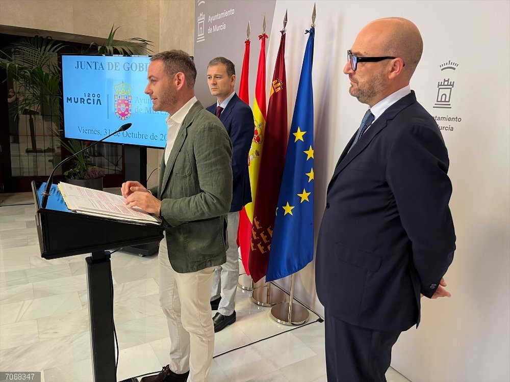 Murcia aprueba los proyectos de sustitución del césped artificial en campos de fútbol de Alquerías y Sangonera El concejal de Deportes, Miguel Ángel Noguera, junto a ediles del Ayuntamiento de Murcia