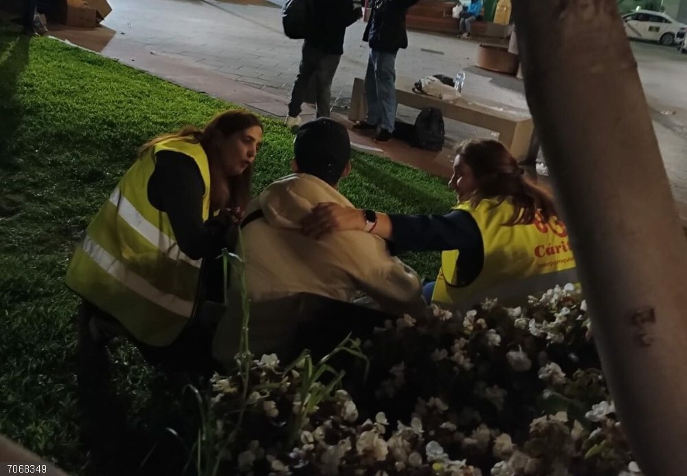 Jaén.- Cáritas pide soluciones tras otra noche con más de un centenar de temporeros durmiendo al raso en la ciudad Voluntarias de Cáritas atienden a temporeros en el entorno de la estación de autobuses