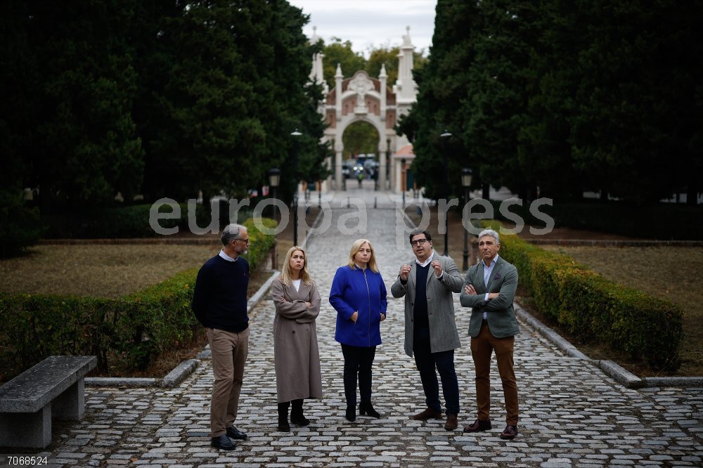 Inma Sanz visita la capilla y el pórtico del Cementerio de la Almudena tras su restauración La vicealcaldesa de Madrid y delegada de Seguridad y Emergencias, Inma Sanz (c), y la concejala de Ciudad Lineal, Nadia Álvarez (2i), durante una visita al Cementerio de la Almudena, a 31 de octubre de 2025, en Madrid (España). La remodelación de la capilla y del pórtico del Cementerio de la Almudena acaba de finalizar tras la inversión de más de 5,4 millones de euros.