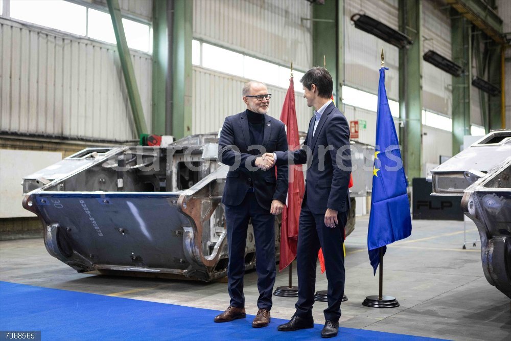 El ministro de Defensa lituano visita la fábrica de GDELS-SBS en Trubia (Oviedo) El ministro de Defensa de Letonia, Andris Spruds (i), y el director general de Santa Bárbara Sistemas, Alejandro Page (d), durante una visita a la fábrica GDELS-SBS en Trubia, a 31 de octubre de 2025, en Oviedo, Asturias (España). Spruds ha visitado la fábrica para conocer de primera mano el proceso de fabricación de los 84 vehículos blindados Hunter.